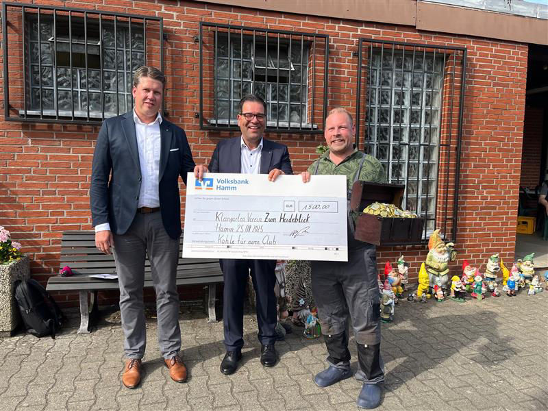 Burkhardt Reher übergibt Spendenscheck