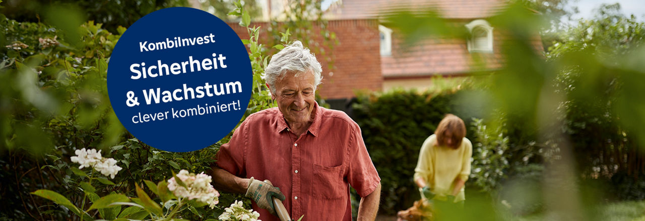 Ehepaar arbeitet im Garten