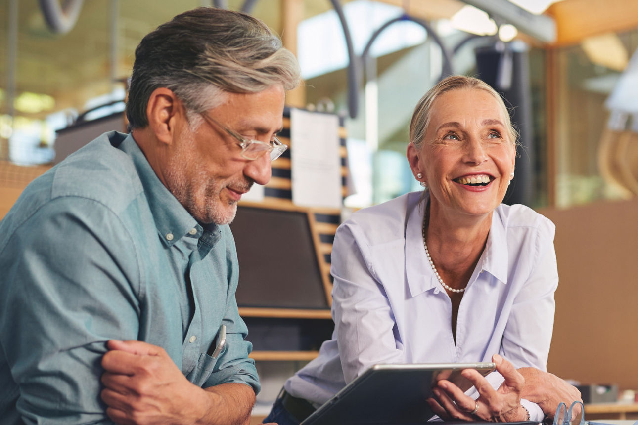 Mann und Frau am Küchentisch