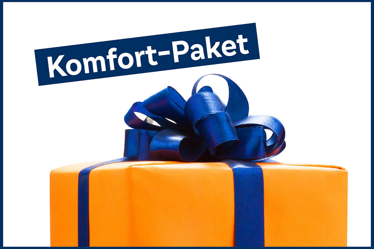 Grafik von einem großen orangenem Paket mit blauer Schleife, drüber dunkelblauer Banner mit weißer Schrift "Komfort-Paket"
