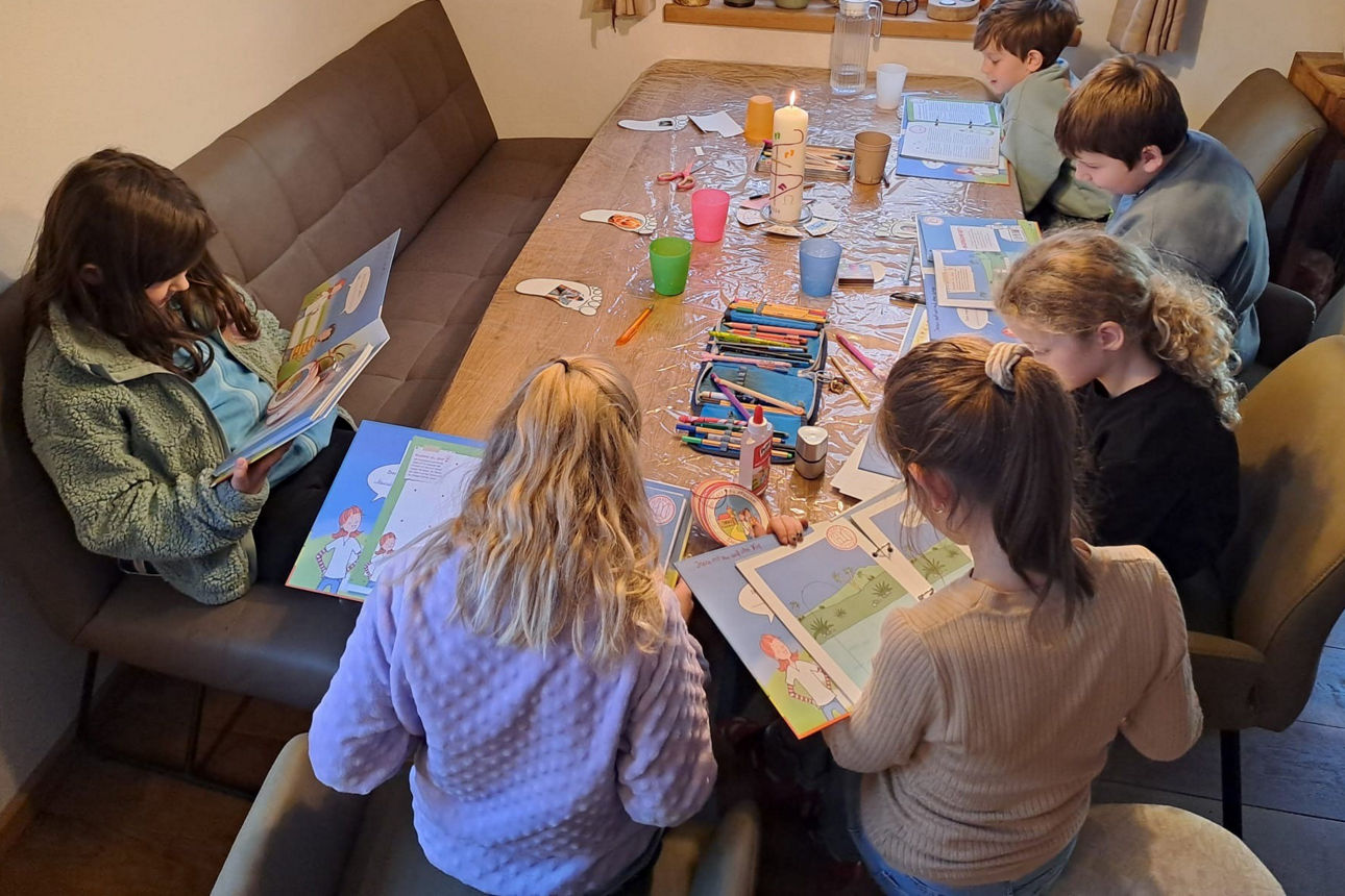 Kinder bei der Kommunionsvorbereitung