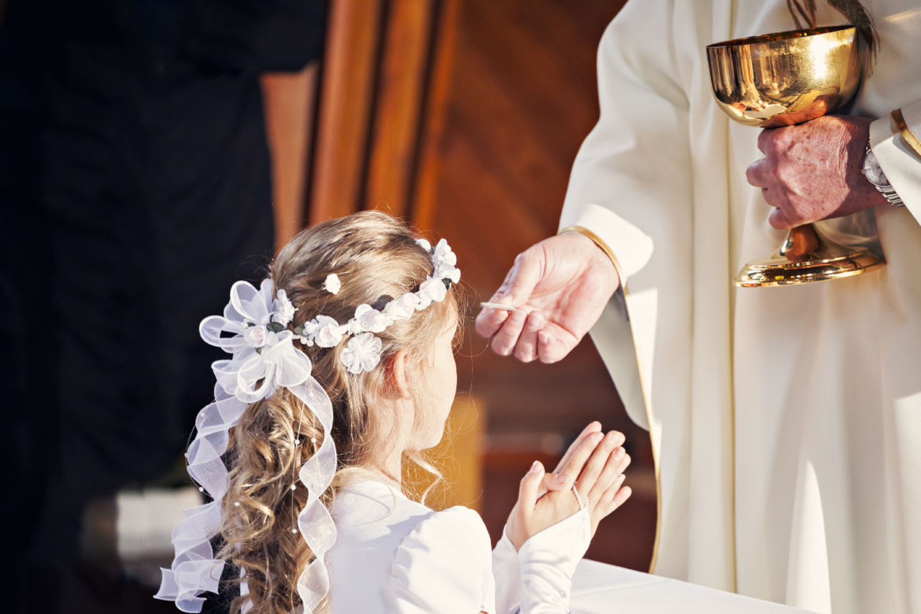 ein Mädchen erhält eine Hostie