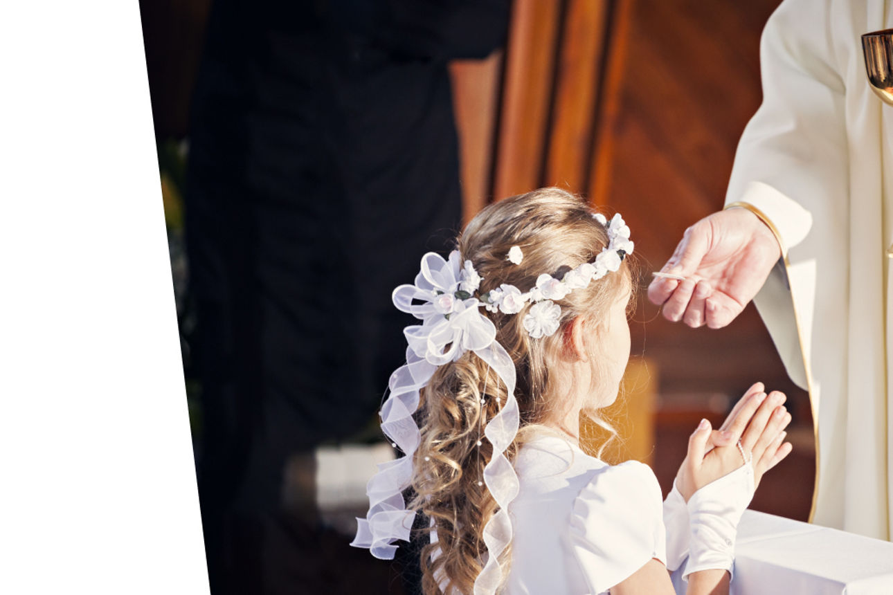 ein Mädchen erhält eine Hostie