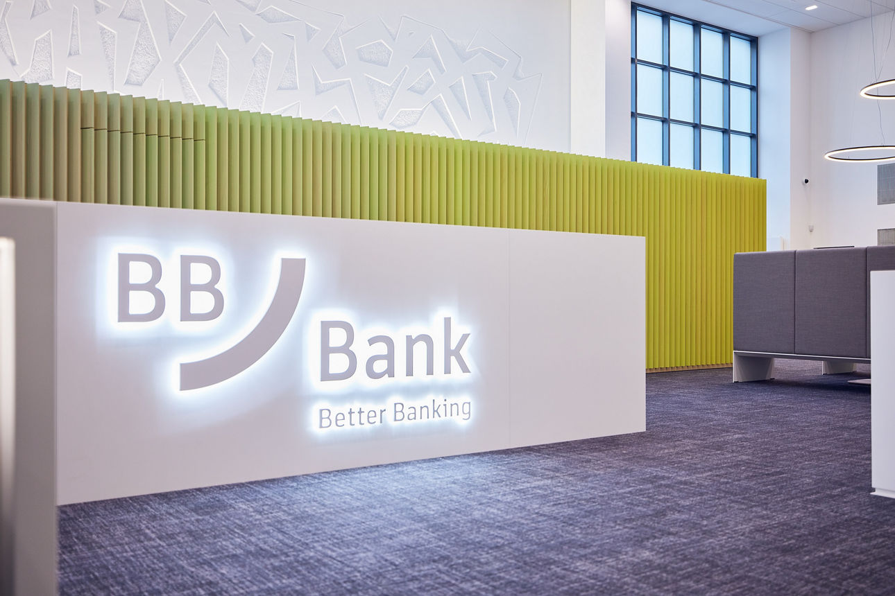 Filiale Herrenstraße Innenaufnahme. Service-Desk mit BBBank-Logo beleuchtet