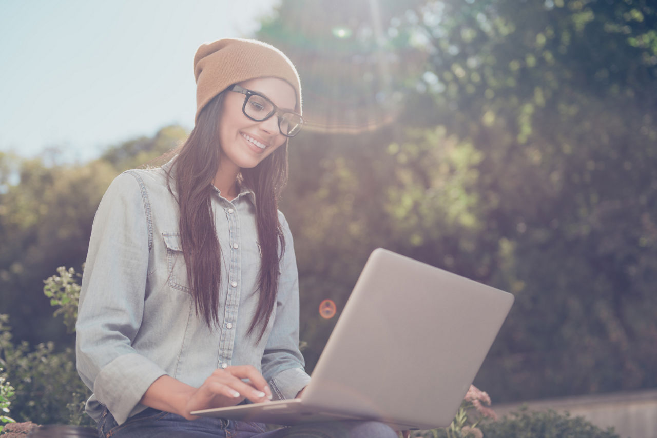 Frau schaut auf ihren Laptop