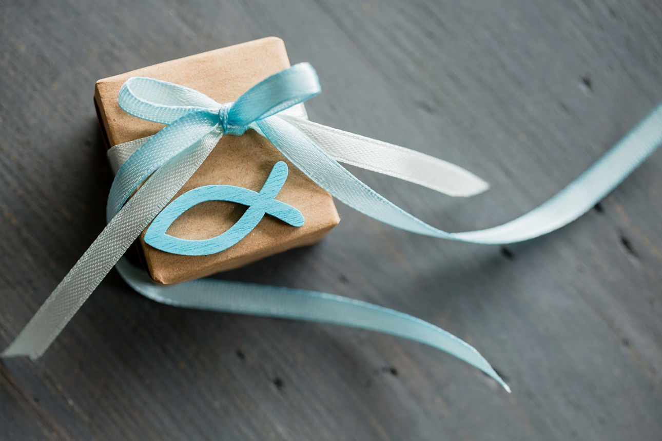 Kleines Geschenk mit Fisch aus Holz in Hellblau zur Kommunion, Konfirmation