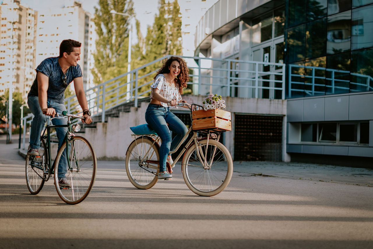 Eine Frau und ein Mann fahren Fahrrad
