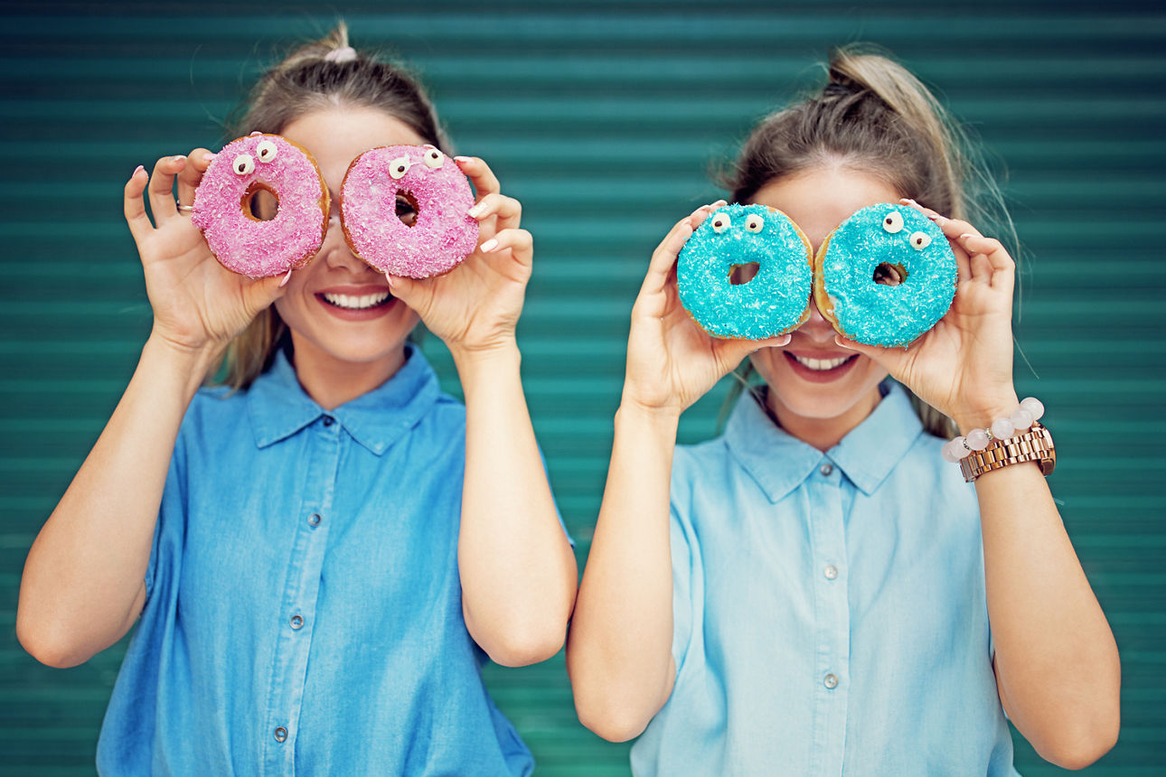 2 Mädchen mit Donuts vor den Augen