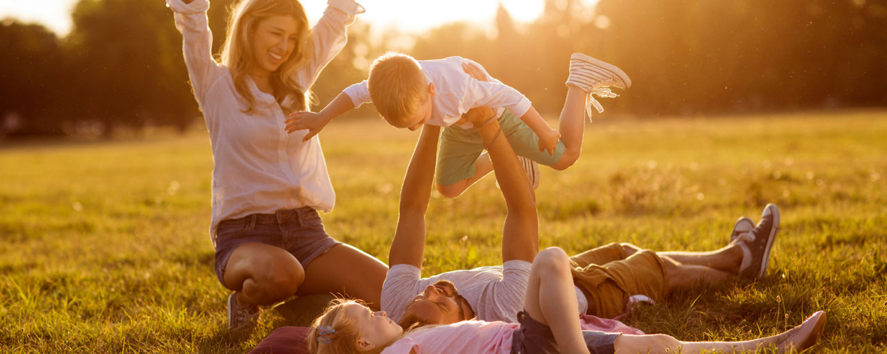 Familie glücklich auf der Wiese