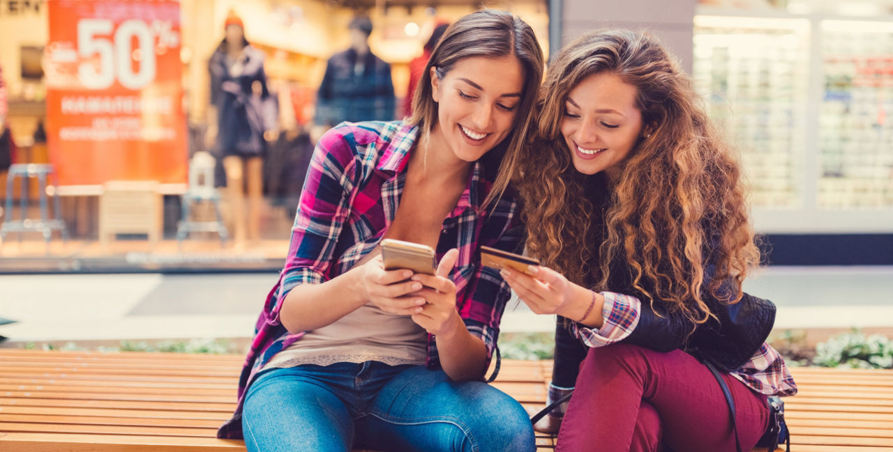 Zwei Jugendliche schauen in ein Smartphone