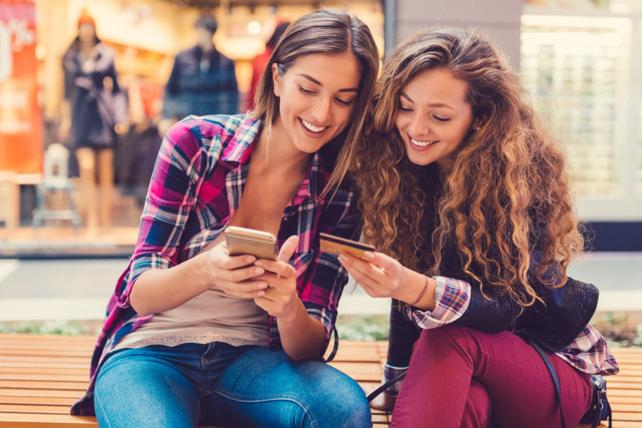 Zwei Jugendliche schauen in ein Smartphone