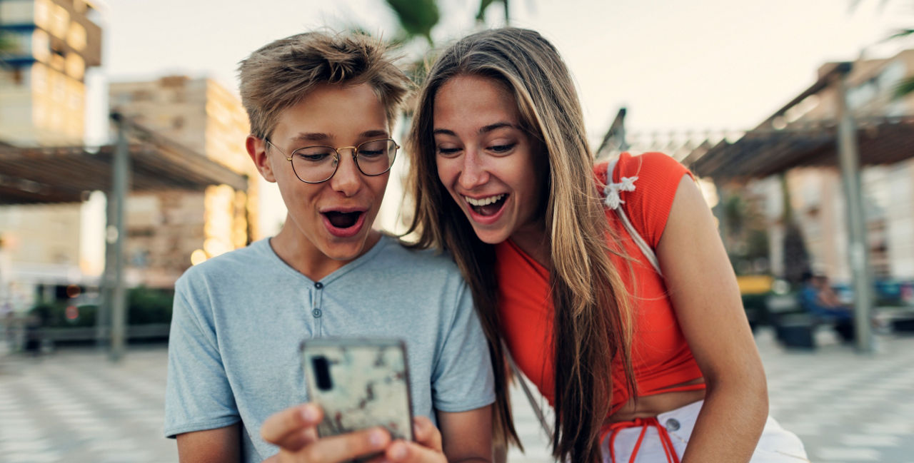 Zwei Kinder  schauen auf ein Smartphone