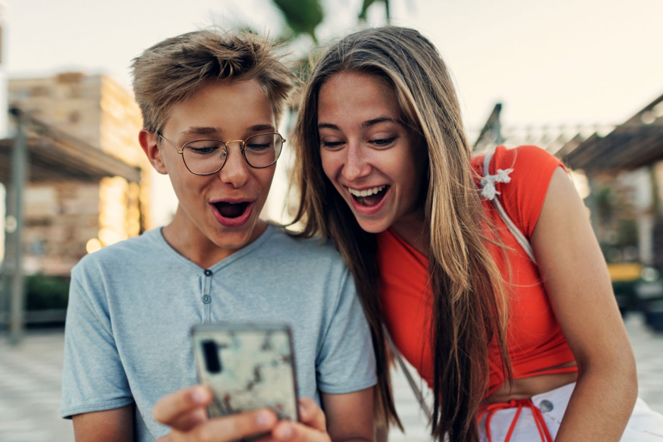 Zwei Kinder  schauen auf ein Smartphone