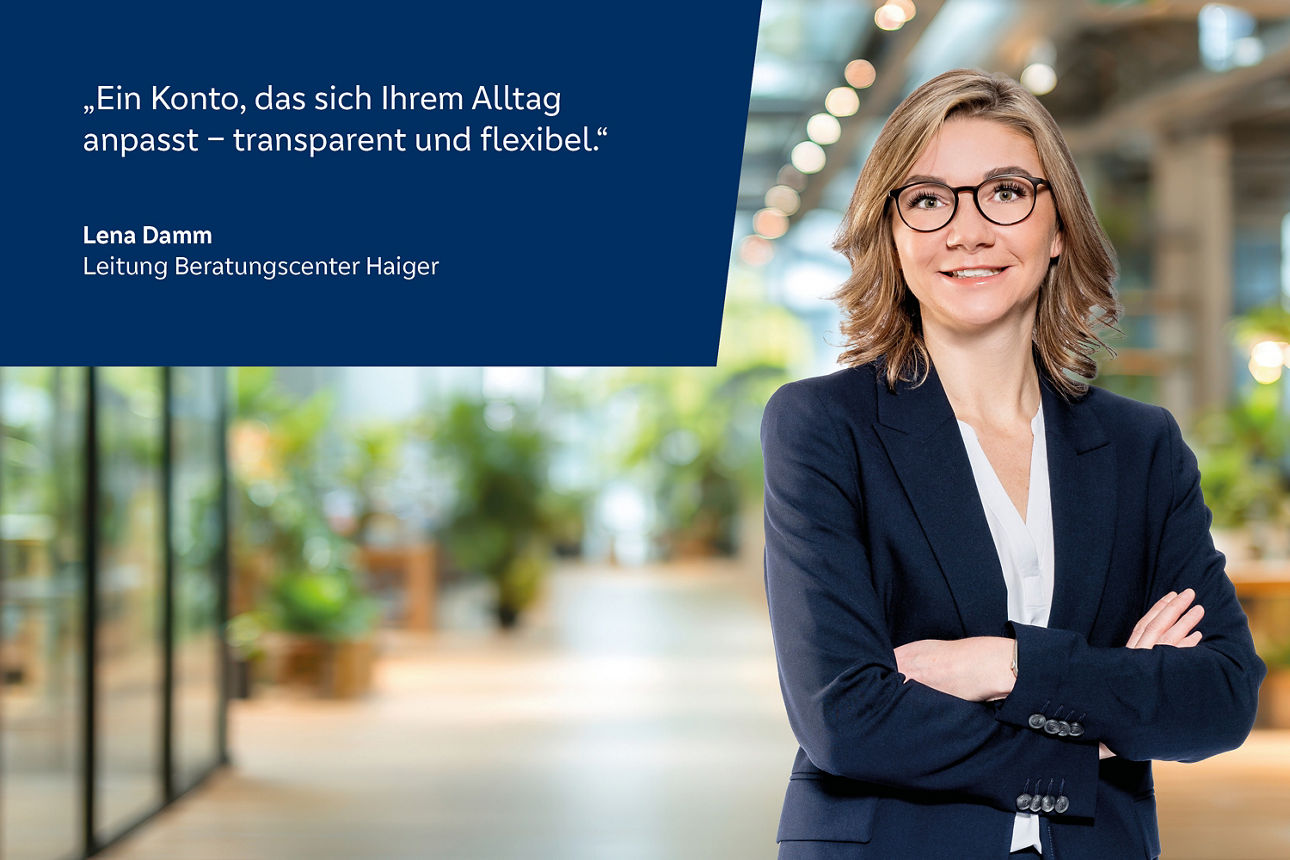 Frau mit verschränkten Armen in dunkelblauem Blazer vor unscharfem Bürohintergrund neben Zitat in weißer Schrift auf blauem Hintergrund