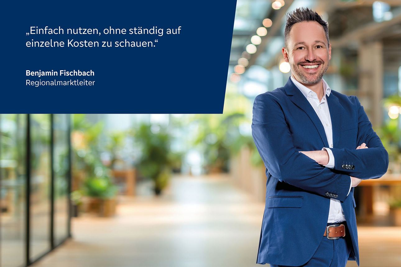 Mann mit verschränkten Armen in blauem Sakko vor unscharfem Büroflur mit Zitat von Benjamin Fischbach