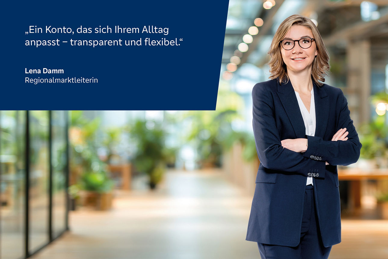 Frau mit verschränkten Armen in dunkelblauem Blazer vor unscharfem Bürohintergrund neben Zitat in weißer Schrift auf blauem Hintergrund