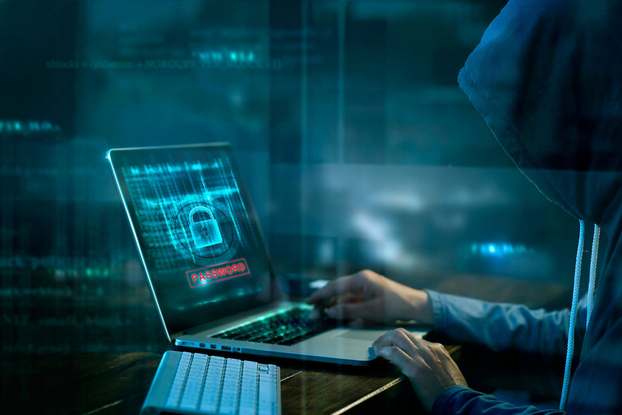 Bild eines Hackers der versucht einen Betrug zu begehen