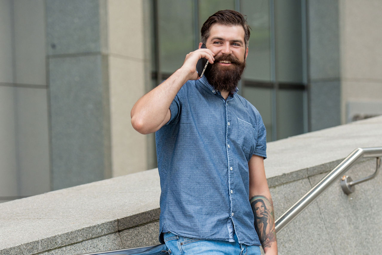 Mann mit Smartphone