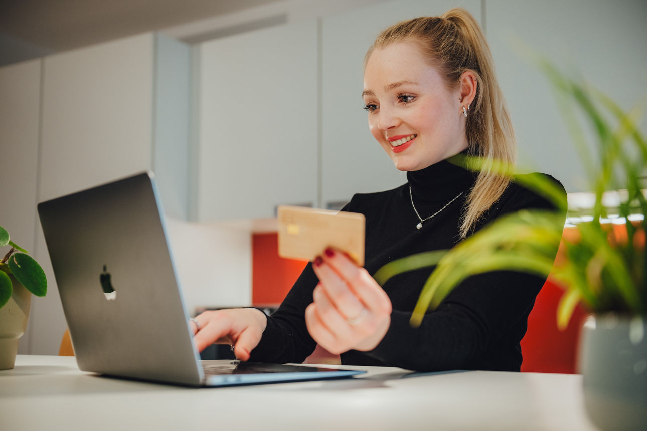 Eine Mitarbeiterin erledigt ein Bankgeschäft am Laptop