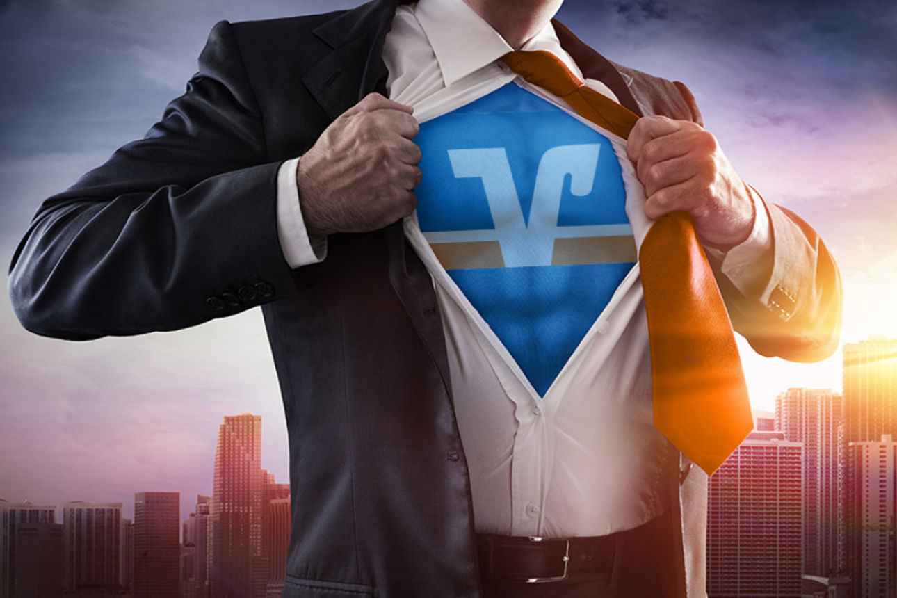 Bankmitarbeiter reißt sich Hemd auf und es erscheint das Bank-Logo