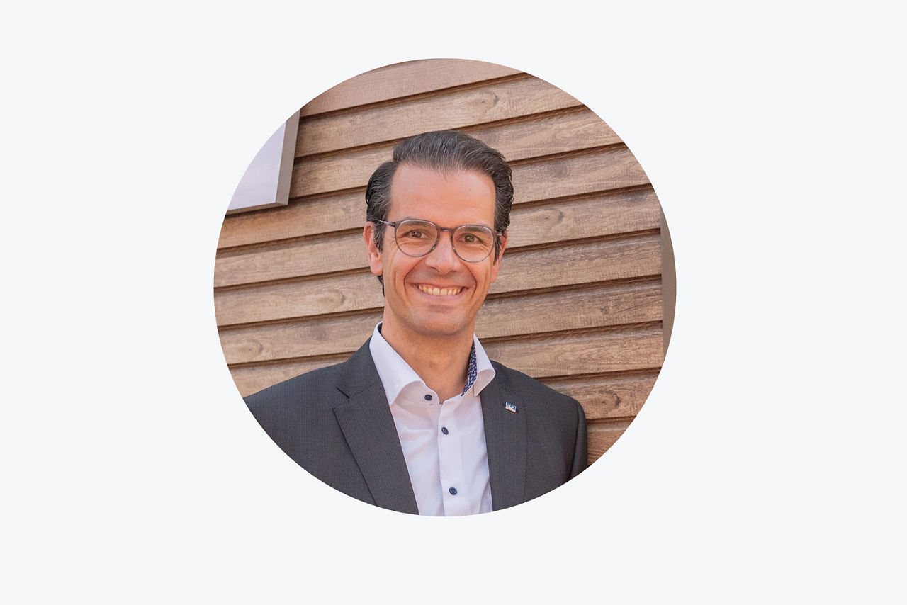 Portrait von Stefan Korte vor dem Gebäude der Volksbank Schermbeck 