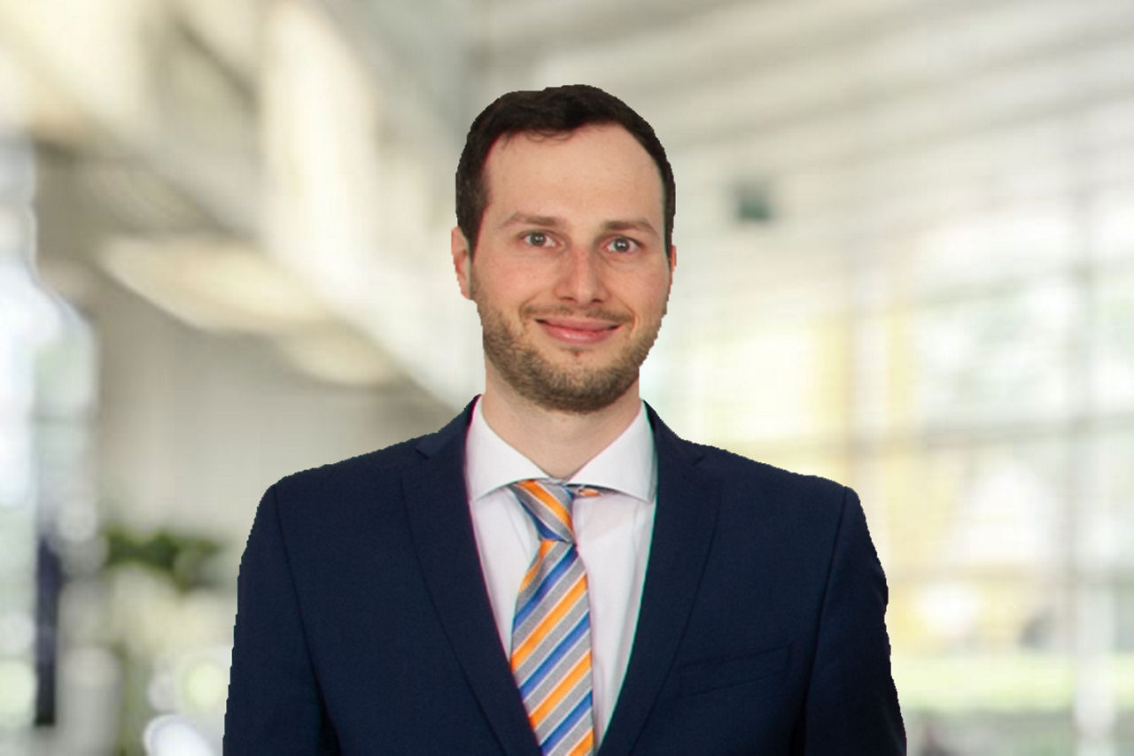 Mitarbeiter in hellem Büroraum
