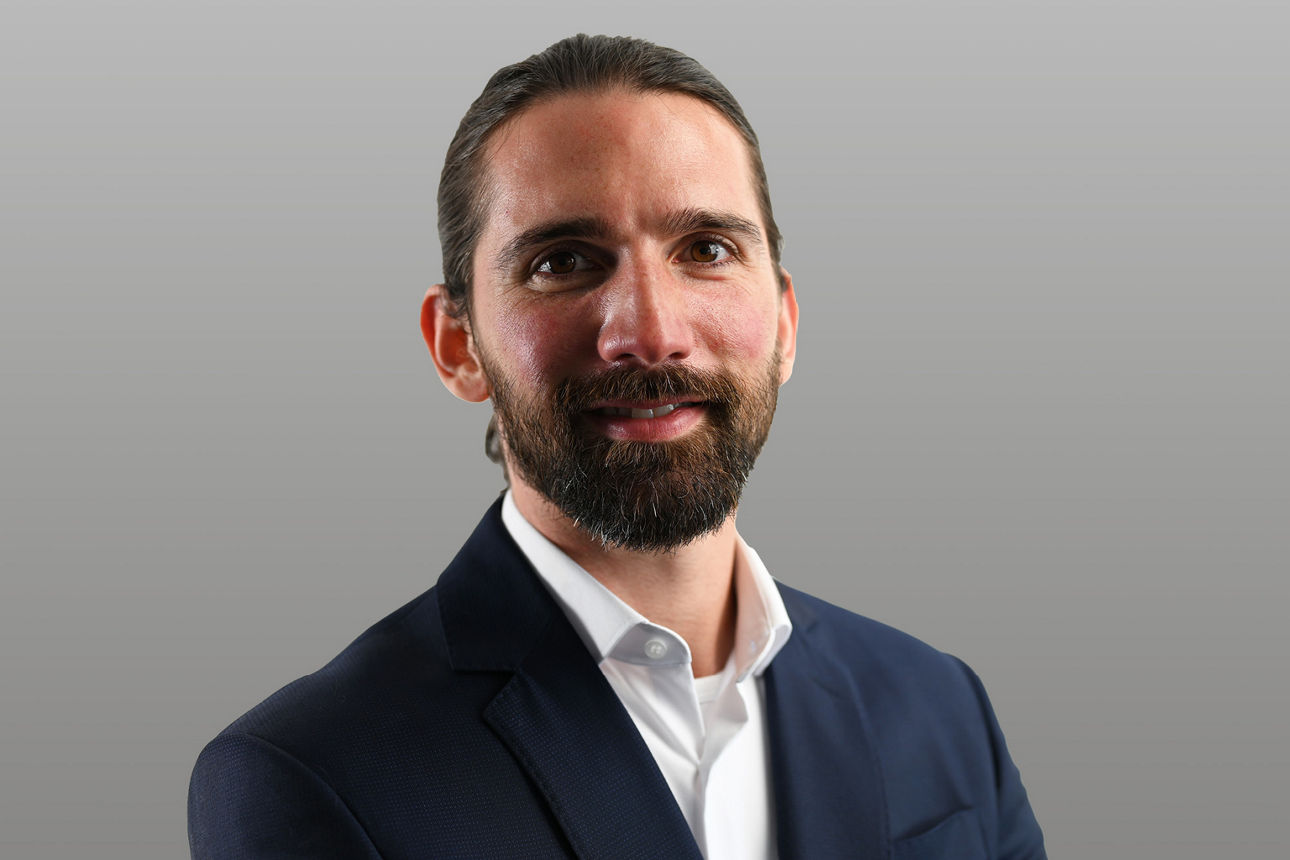 Denis Kosche vor grauen Hintergrund