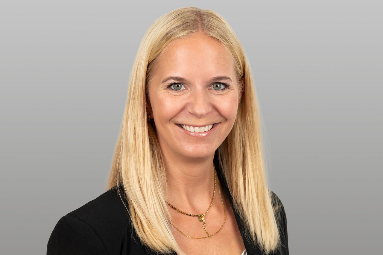 Vertriebsreferetin Dominika Krajewski vor grauem Hintergrund
