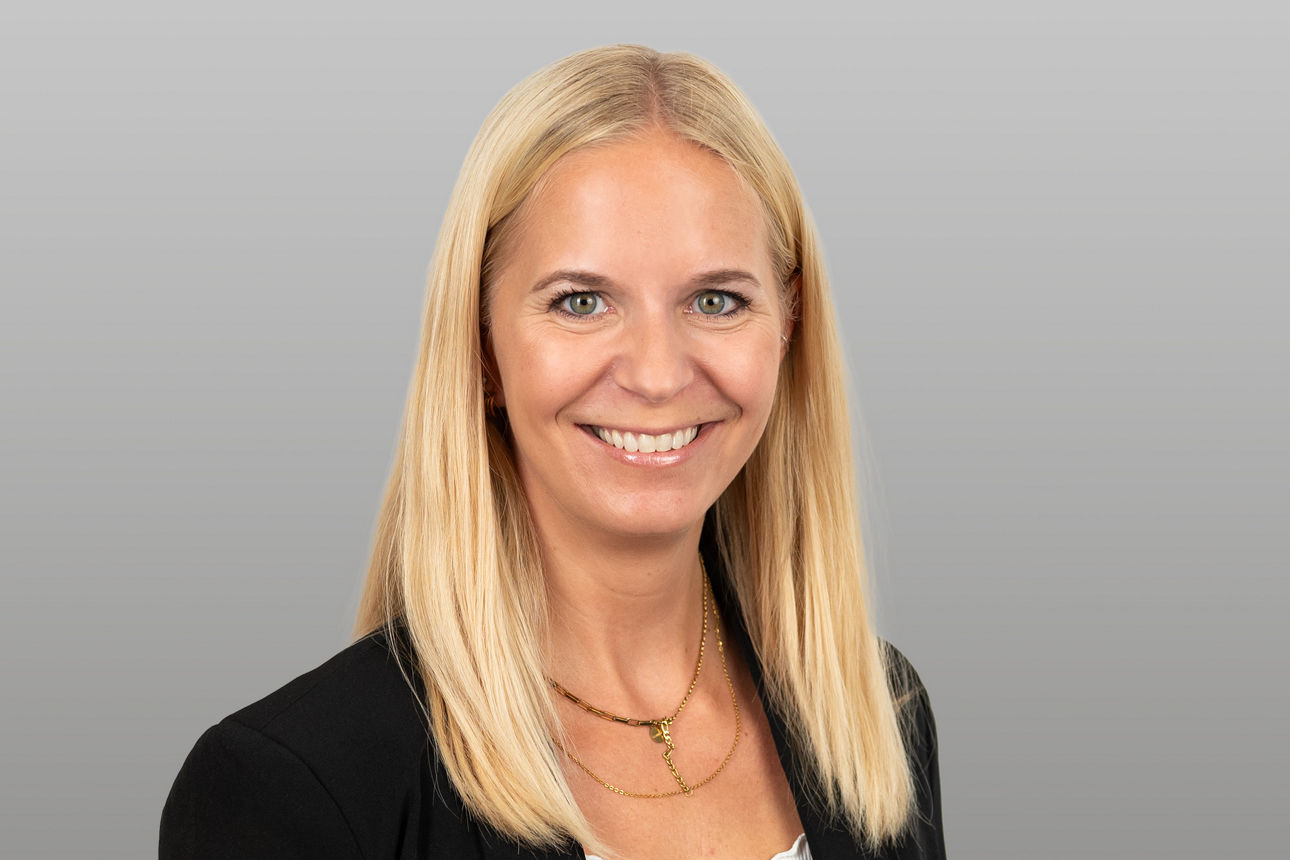 Vertriebsreferetin Dominika Krajewski vor grauem Hintergrund