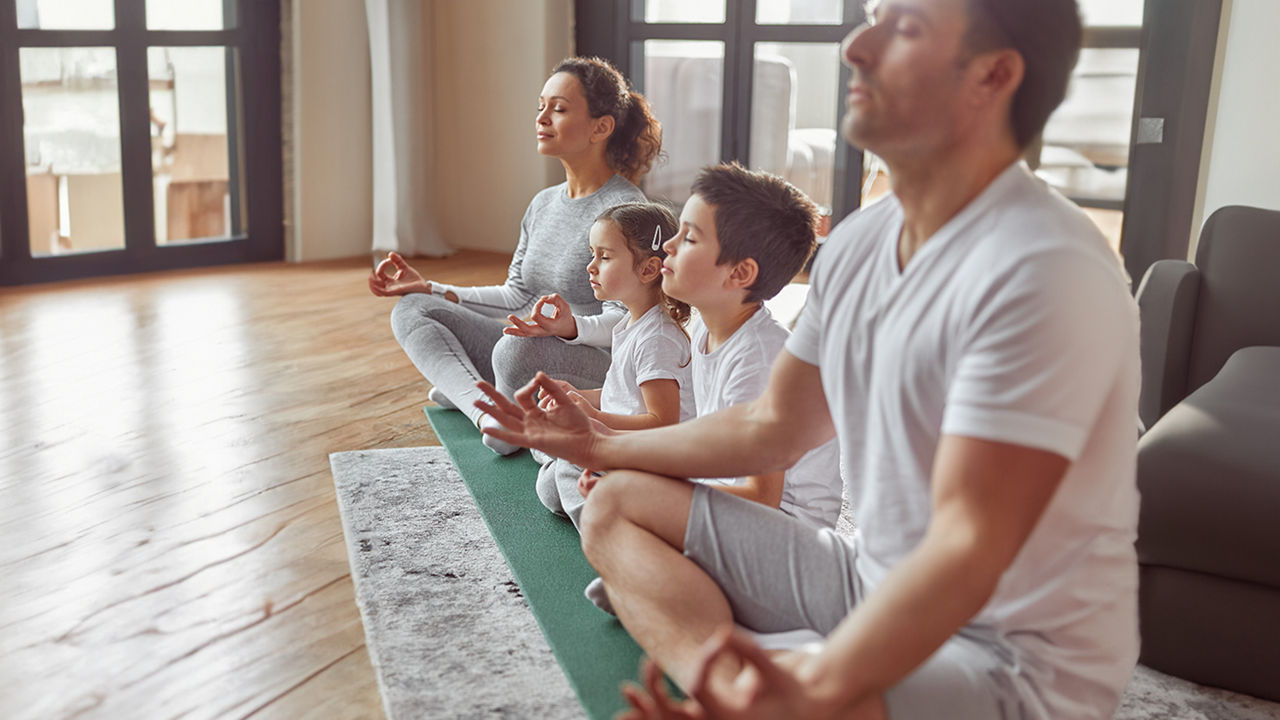 Familie mit zwei Kindern meditiert