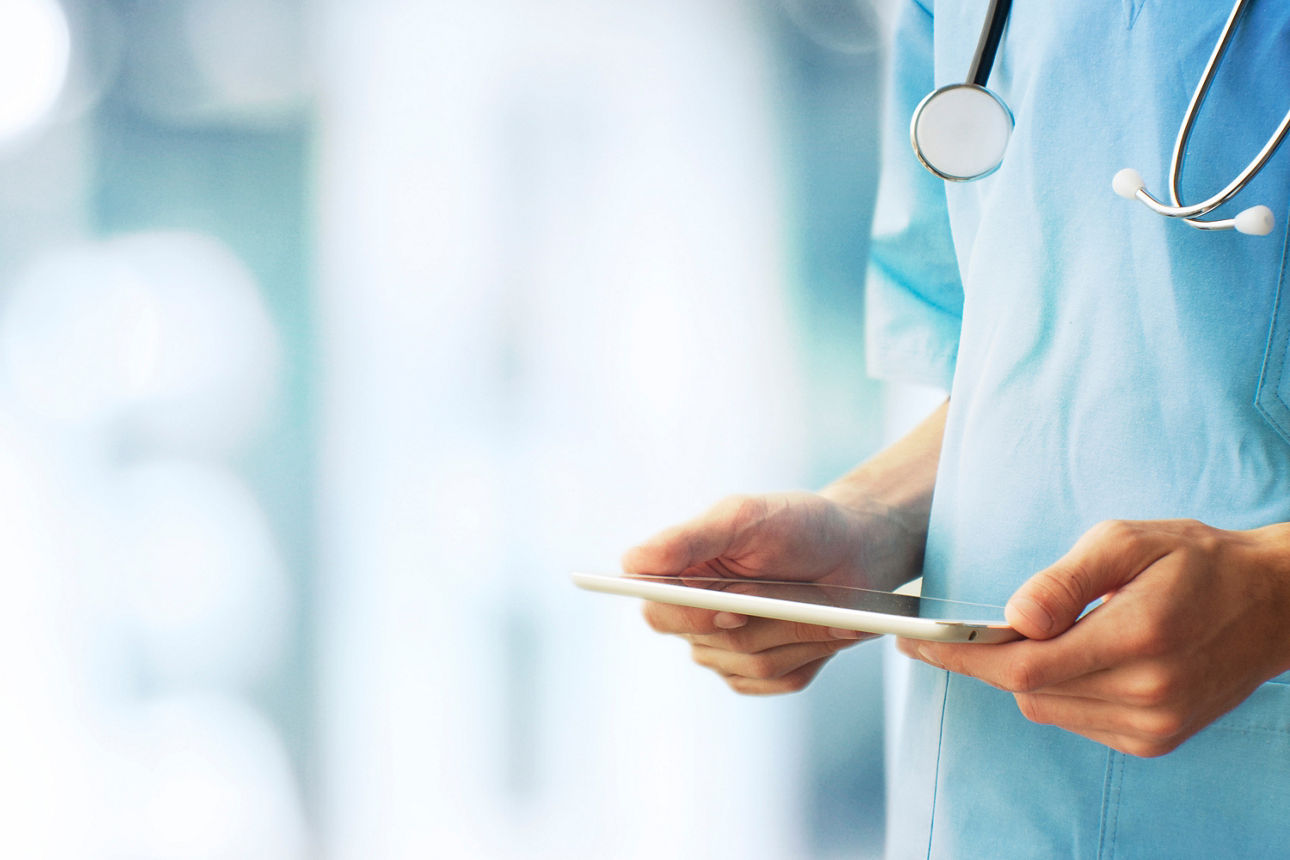 Arzt mit einem Tablet in der Hand