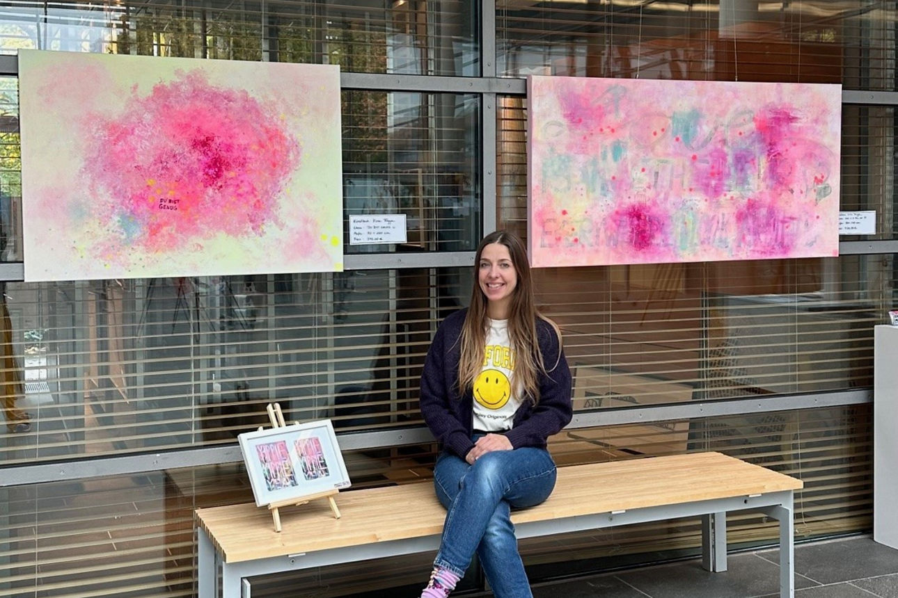 Bild von Vivien Fragge mir zwei von ihren Bildern