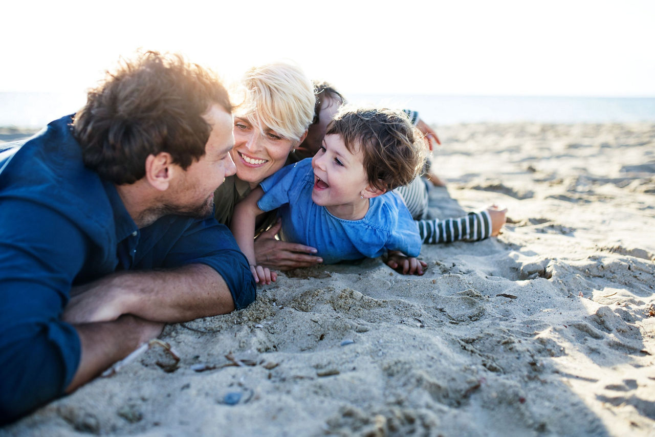 glückliche Familie liegt am Strand