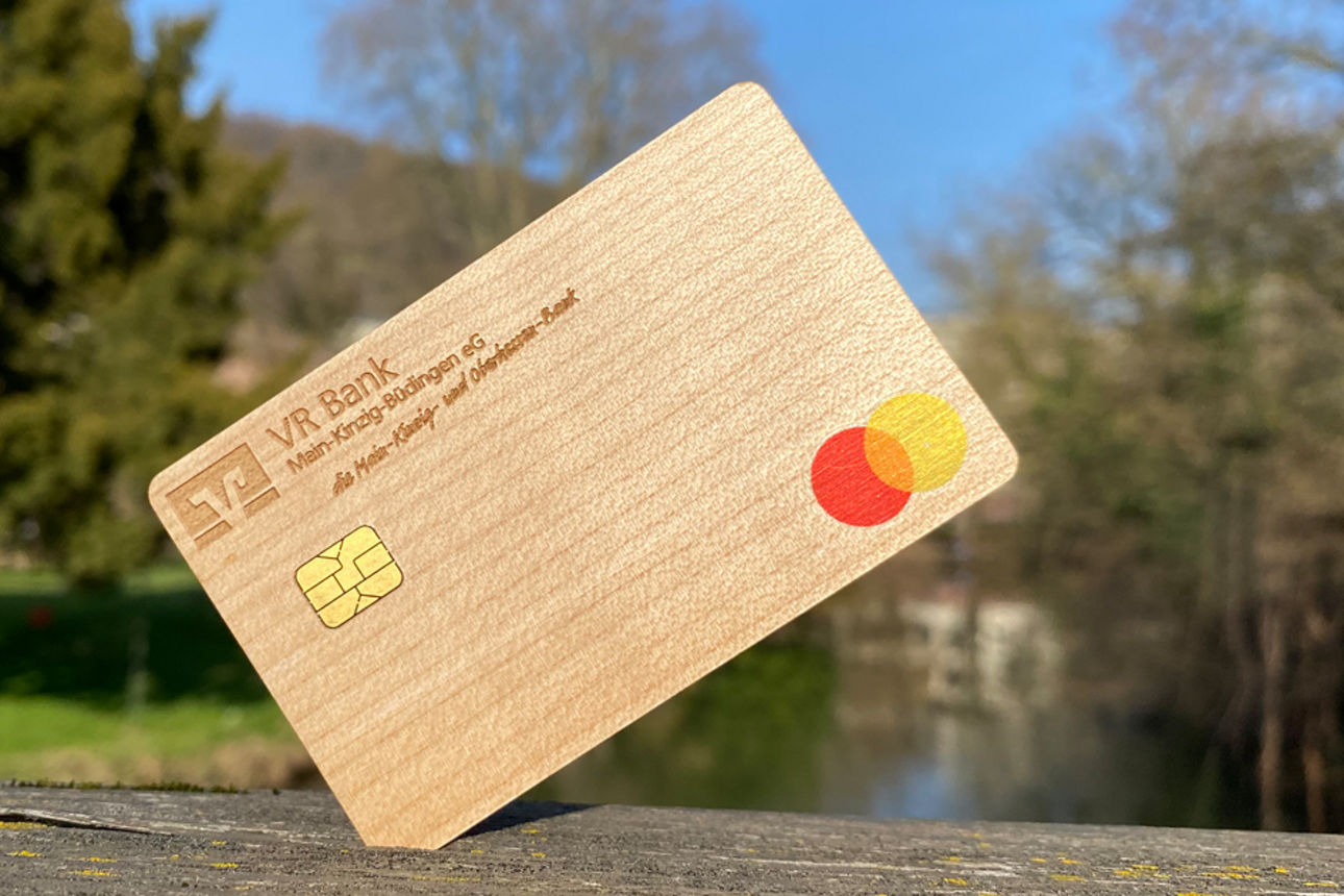 Abbildung der VISA-Card als Holzkarte mit dem Logo der VR Bank Main-Kinzig-Büdingen