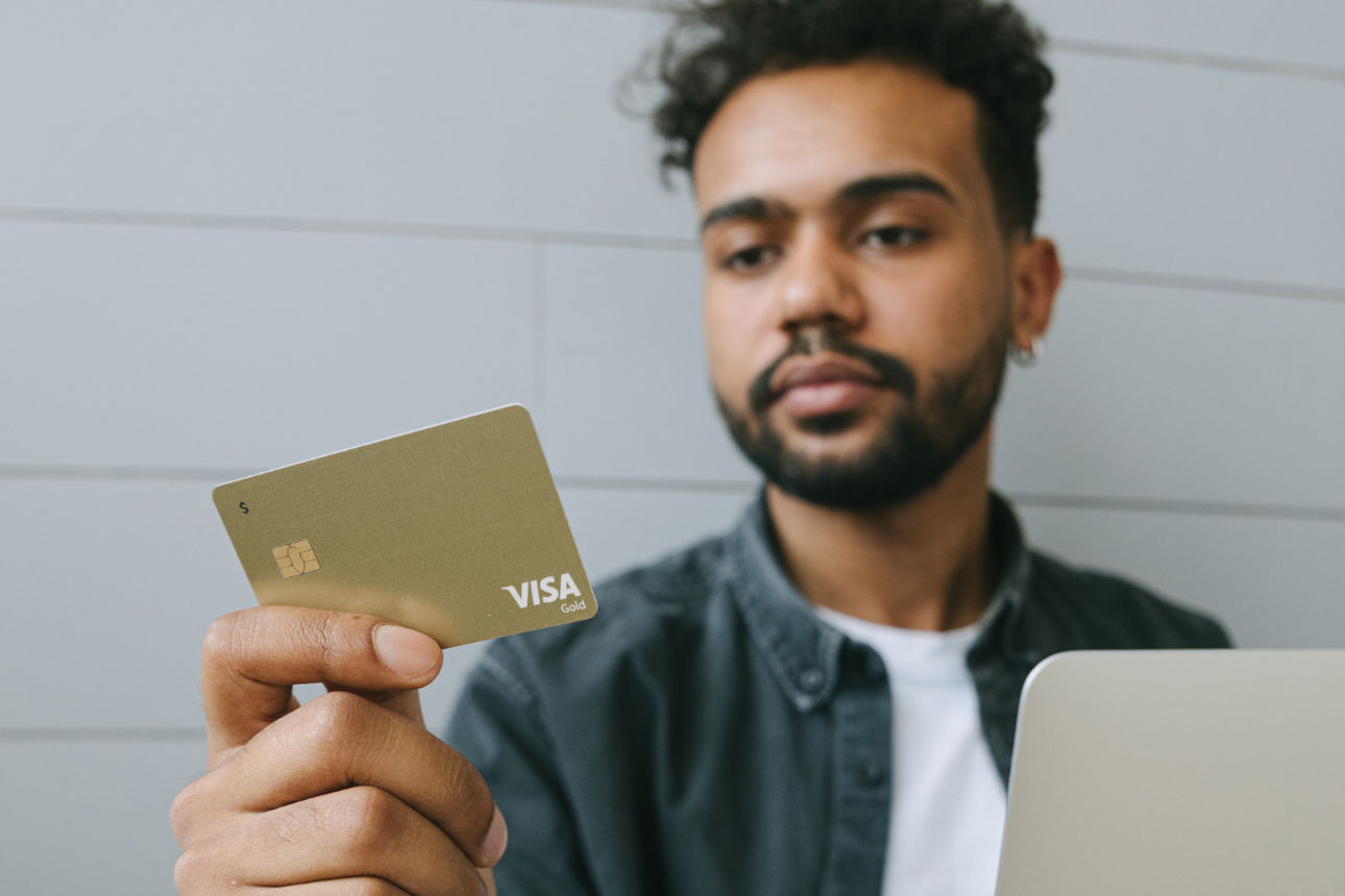 Mann mit goldener Kreditkarte