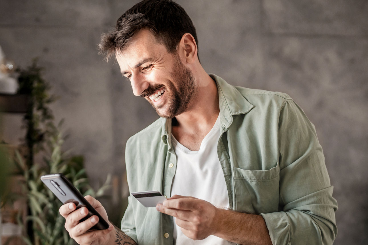 Mann mit Kreditkarte und Smartphone
