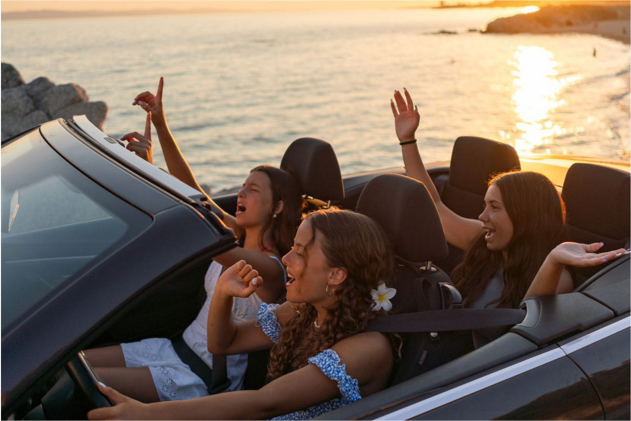 Sonnenuntergang mit Freundinnen im Cabrio