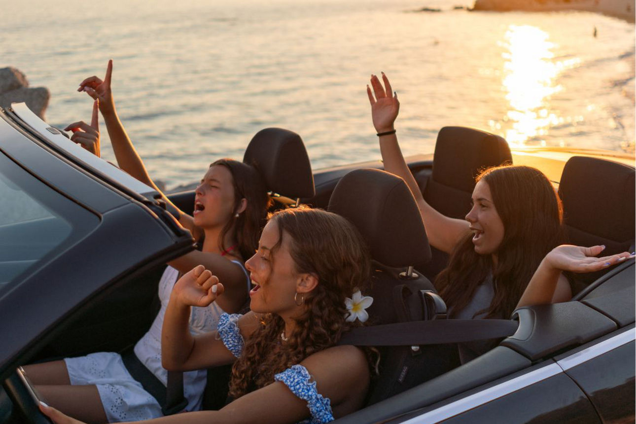 Sonnenuntergang mit Freundinnen im Cabrio