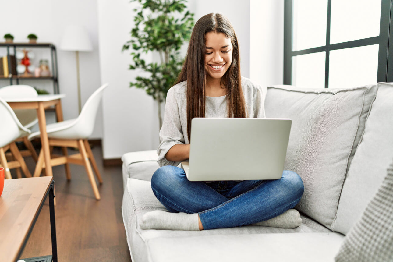 Eine Frau sitzt auf dem Sofa und führt einen Depotwechsel durch