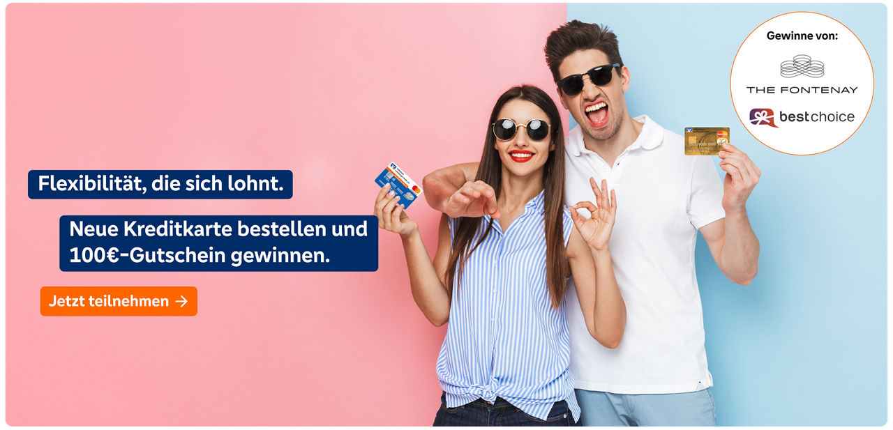 Zwei Personen mit Sonnenbrille halten Kreditkarten in der Hand