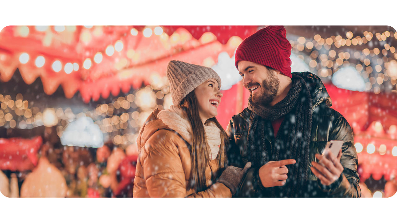 Junges Paar auf dem Weihnachtsmarkt