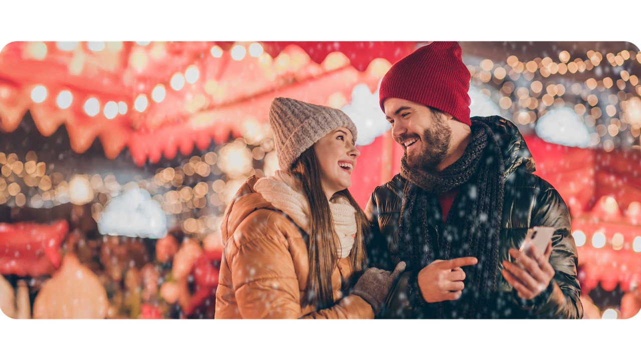 Junges Paar auf dem Weihnachtsmarkt