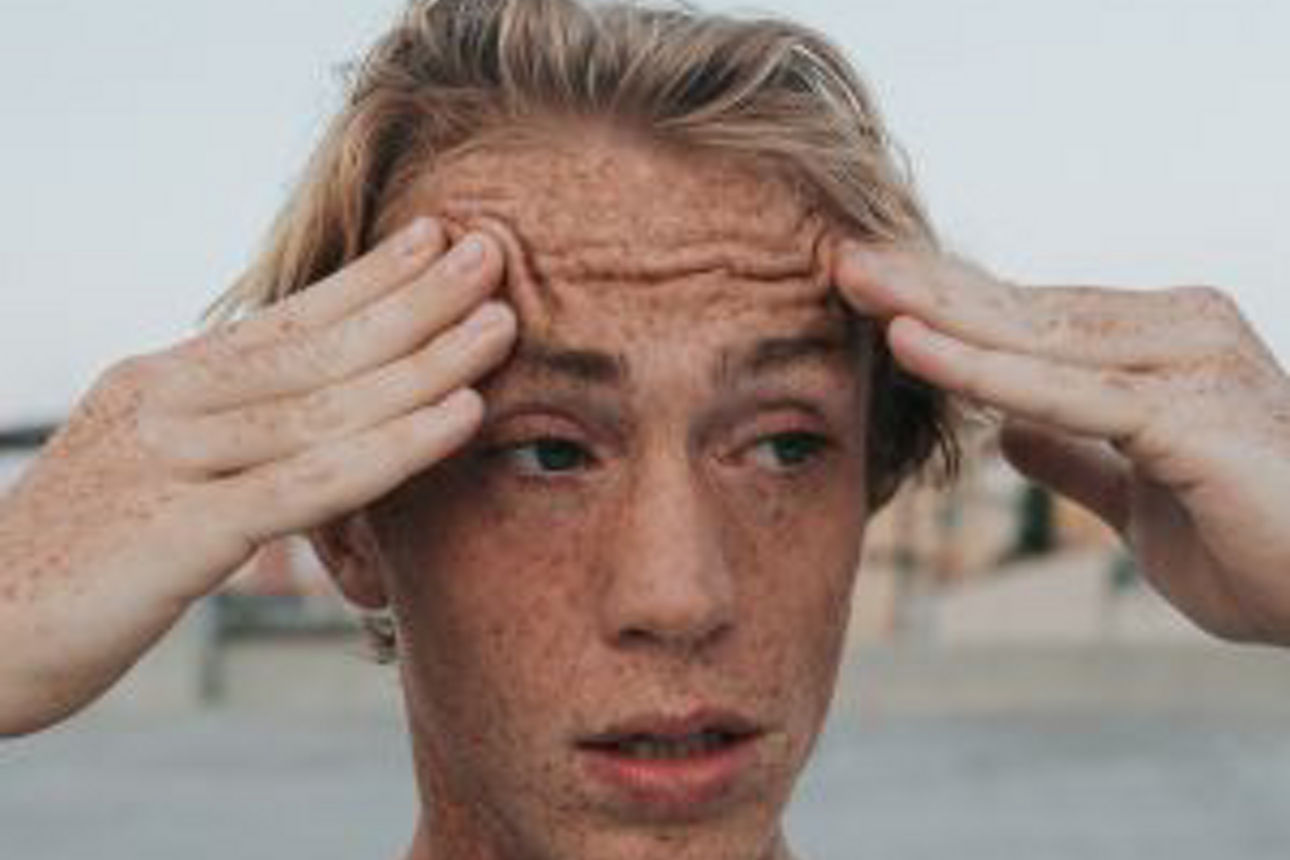 Junger Mann verzweifelt