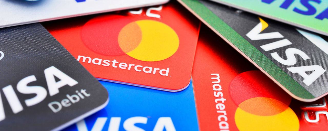 Verschiedene Mastercard und VISA Karten auf einem Stapel