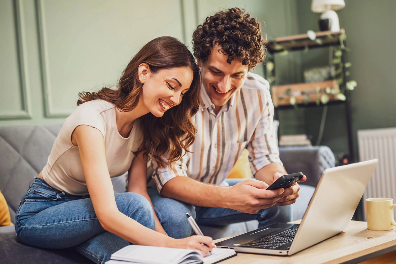 Junges Paar nutzt den Kreditrechner der VR Bank Schleswig-Holstein Mitte