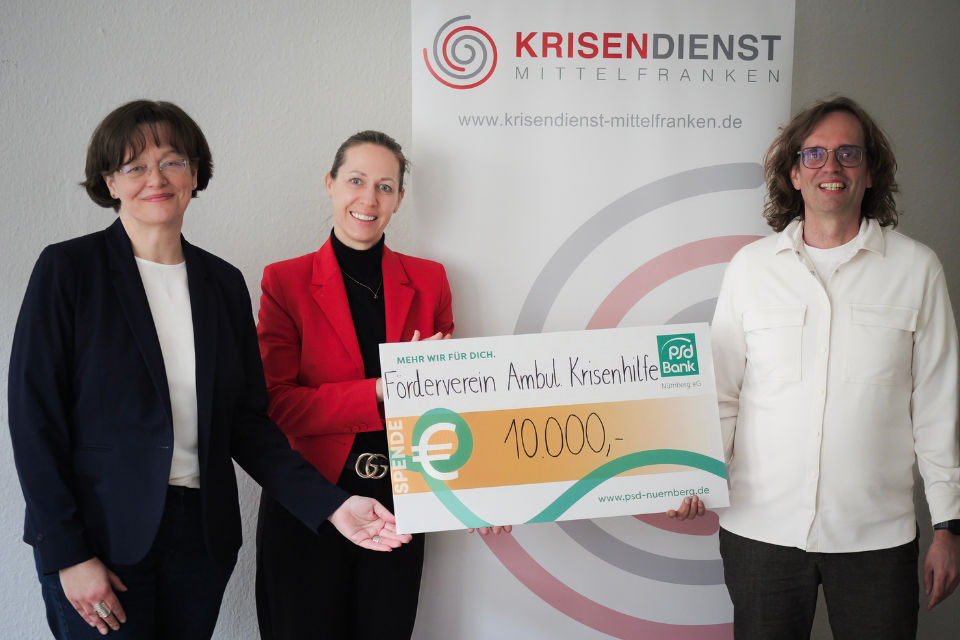 Unsere Vorständin übergibt den Scheck an den Krisendienst.