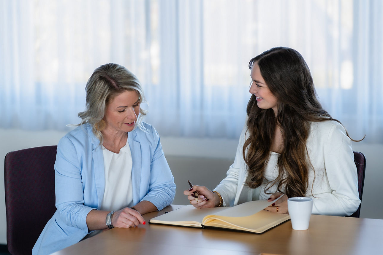 Klara und Andrea unterhalten sich