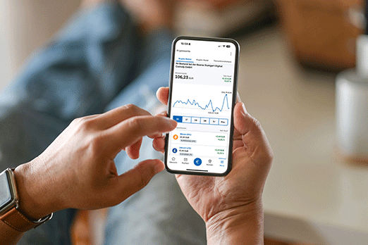 Hand hält Smartphone, auf dem Display ein Kurs einer Kryptowährung