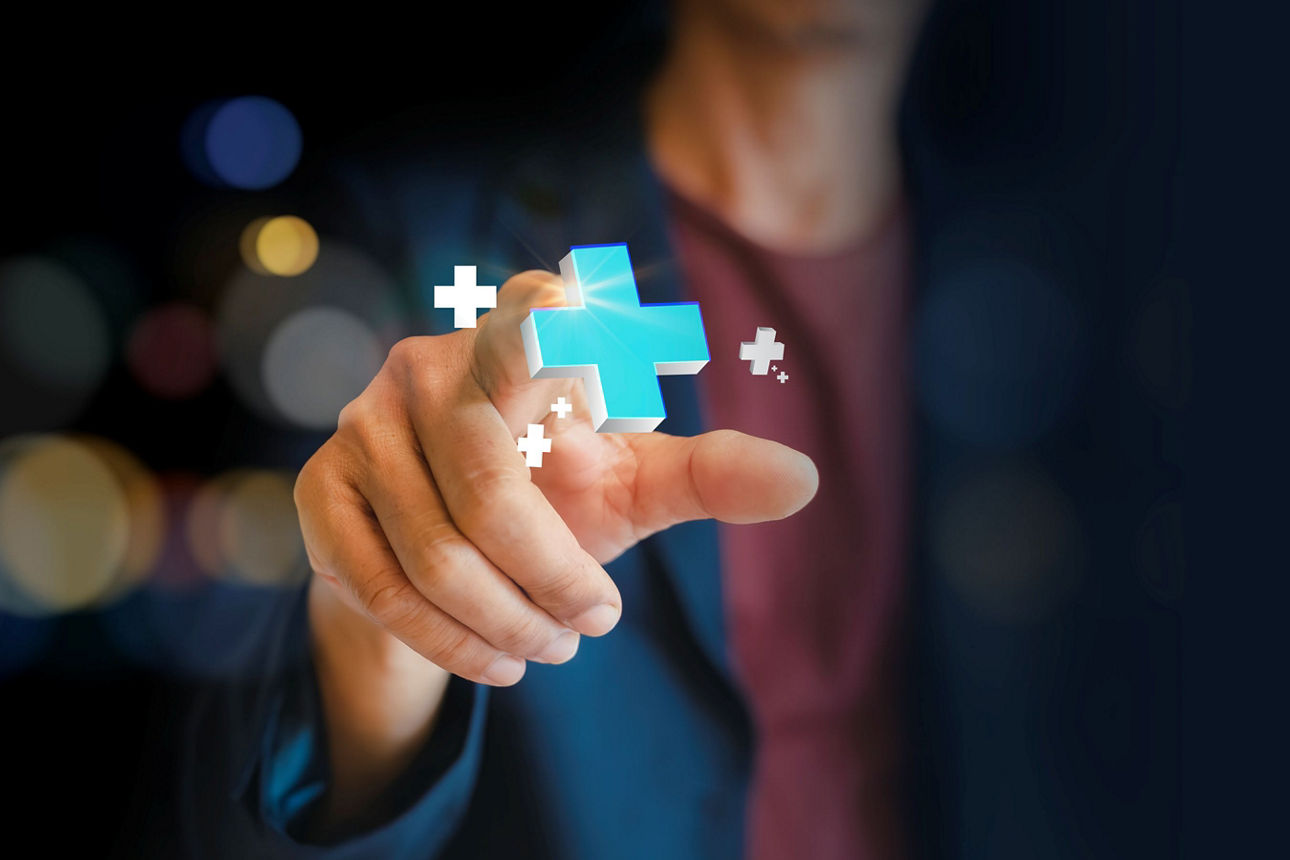 Mensch drückt auf ein schwebendes Pluszeichen