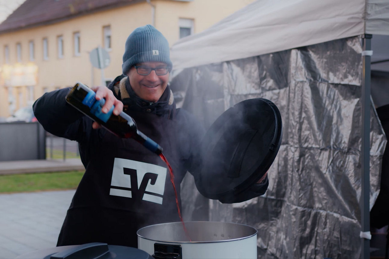 Dr. Kuhn am Glühweinausschank